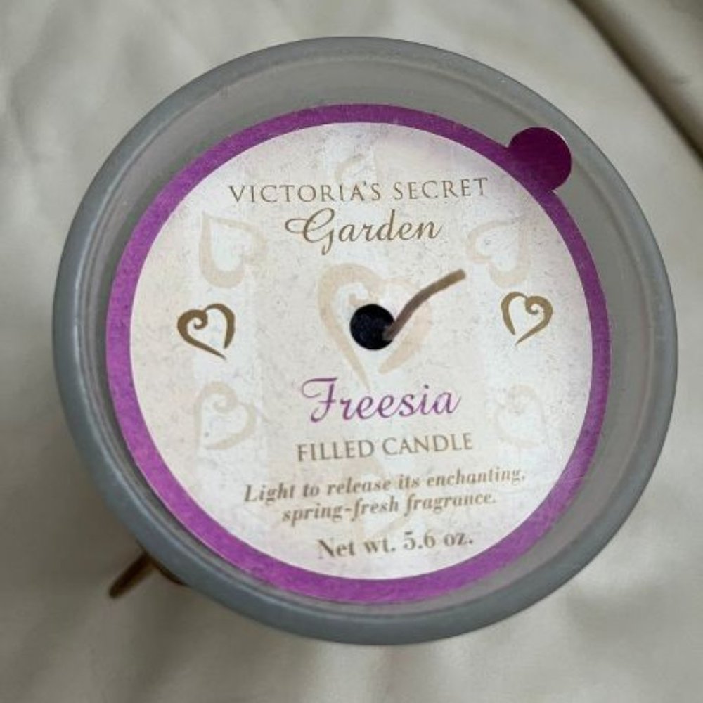 VINTAGE Victoria Secret Garden FREESIA Filled Candle 5.6 oz NEW RARE !